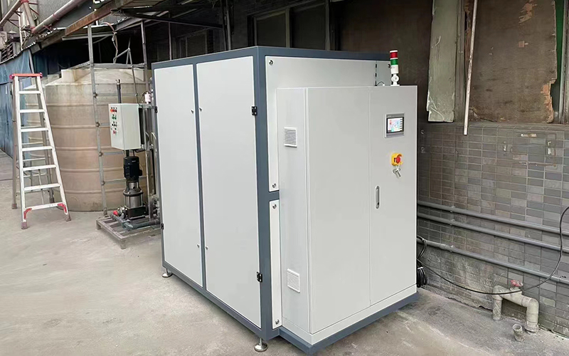 Low temperature heat pump evaporator